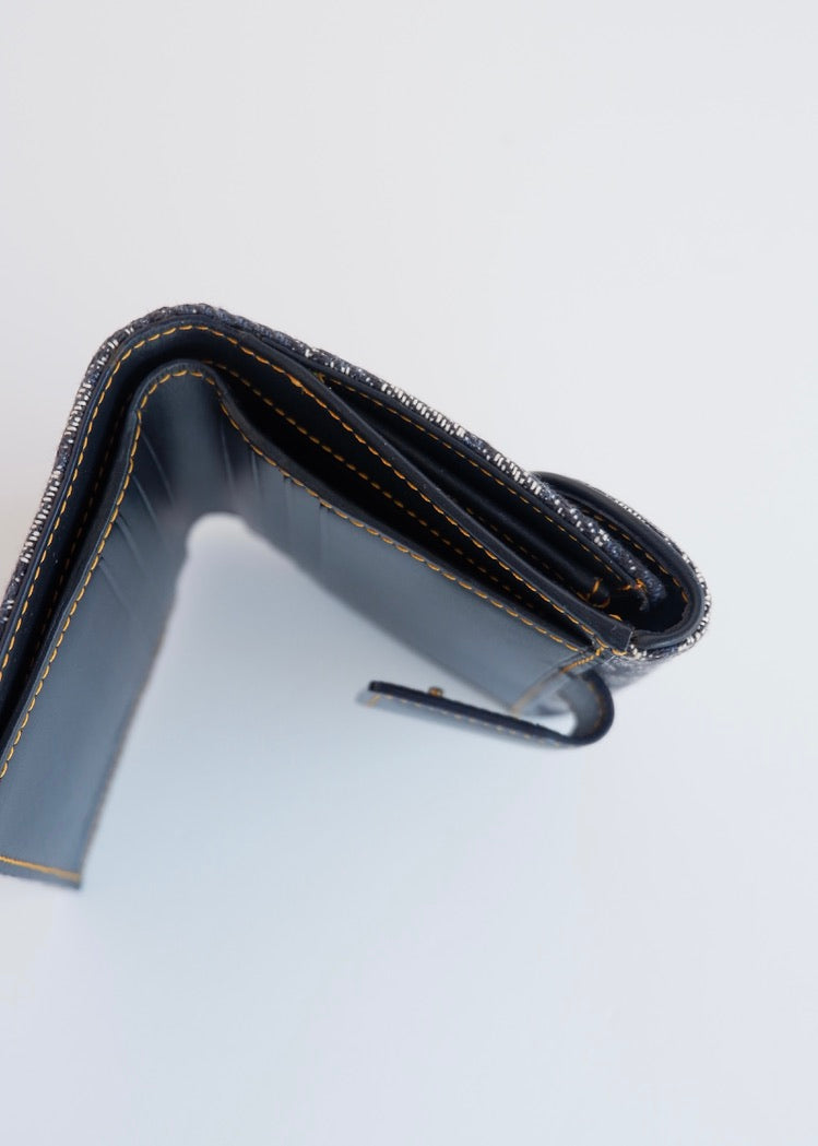 Portefeuille Dior authentique d'occasion, plié en deux, bleu marine, avec breloque D, motif Oblique.