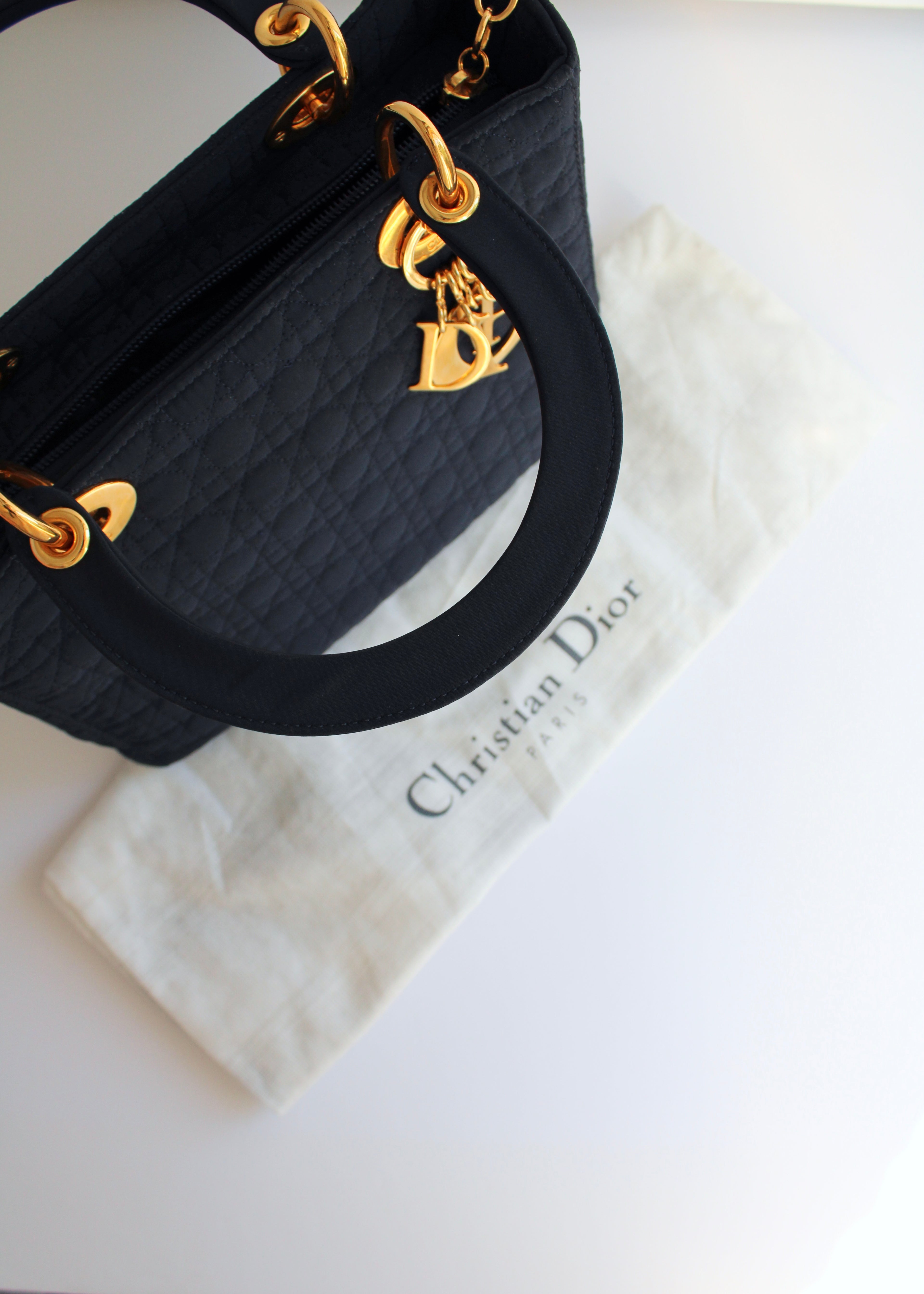 Sac à main Christian Dior Lady Dior Medium en toile bleu marine, d'occasion authentique, avec accastillage doré