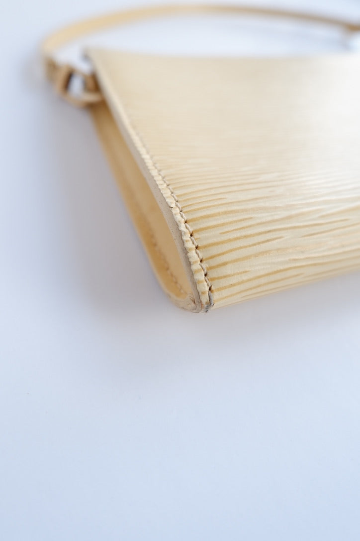 Sac porté épaule Louis Vuitton Pochette en cuir Épi beige authentique d'occasion