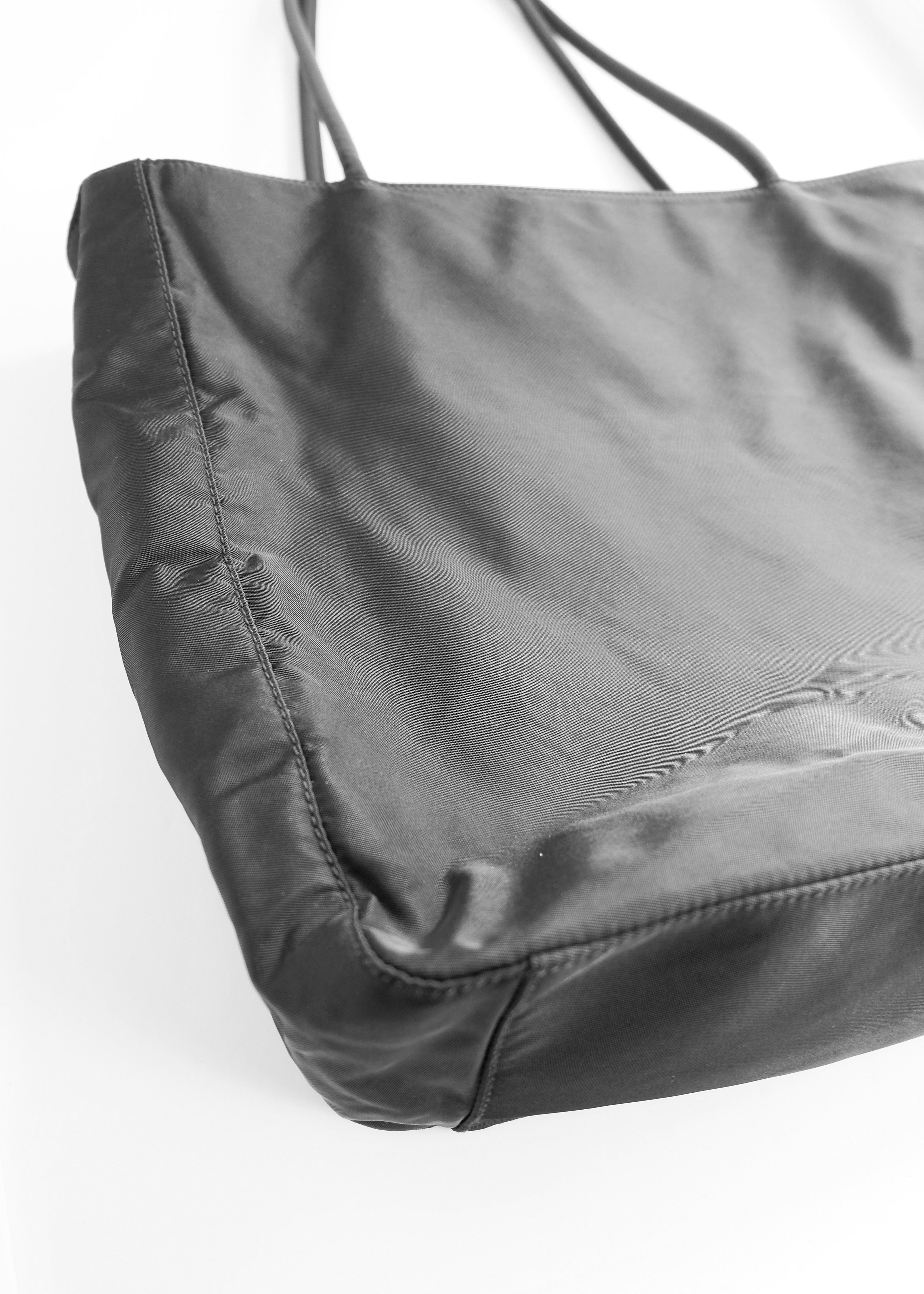 Sac cabas Prada authentique d'occasion en nylon noir à longue bandoulière