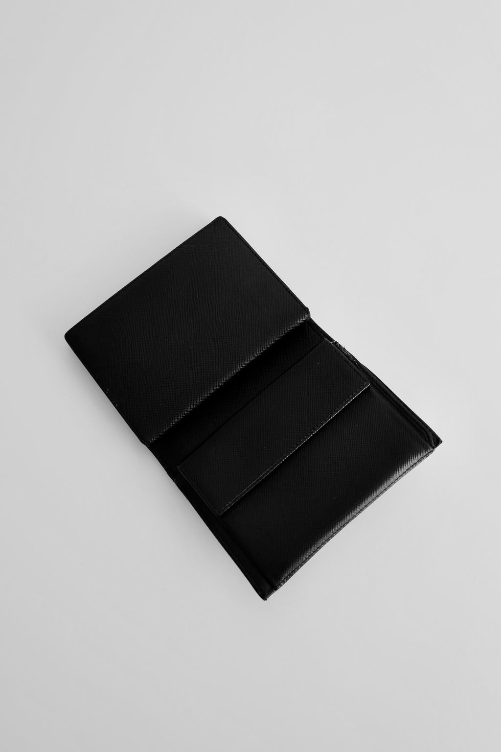 Authentique portefeuille BiFold en nylon noir Prada d'occasion