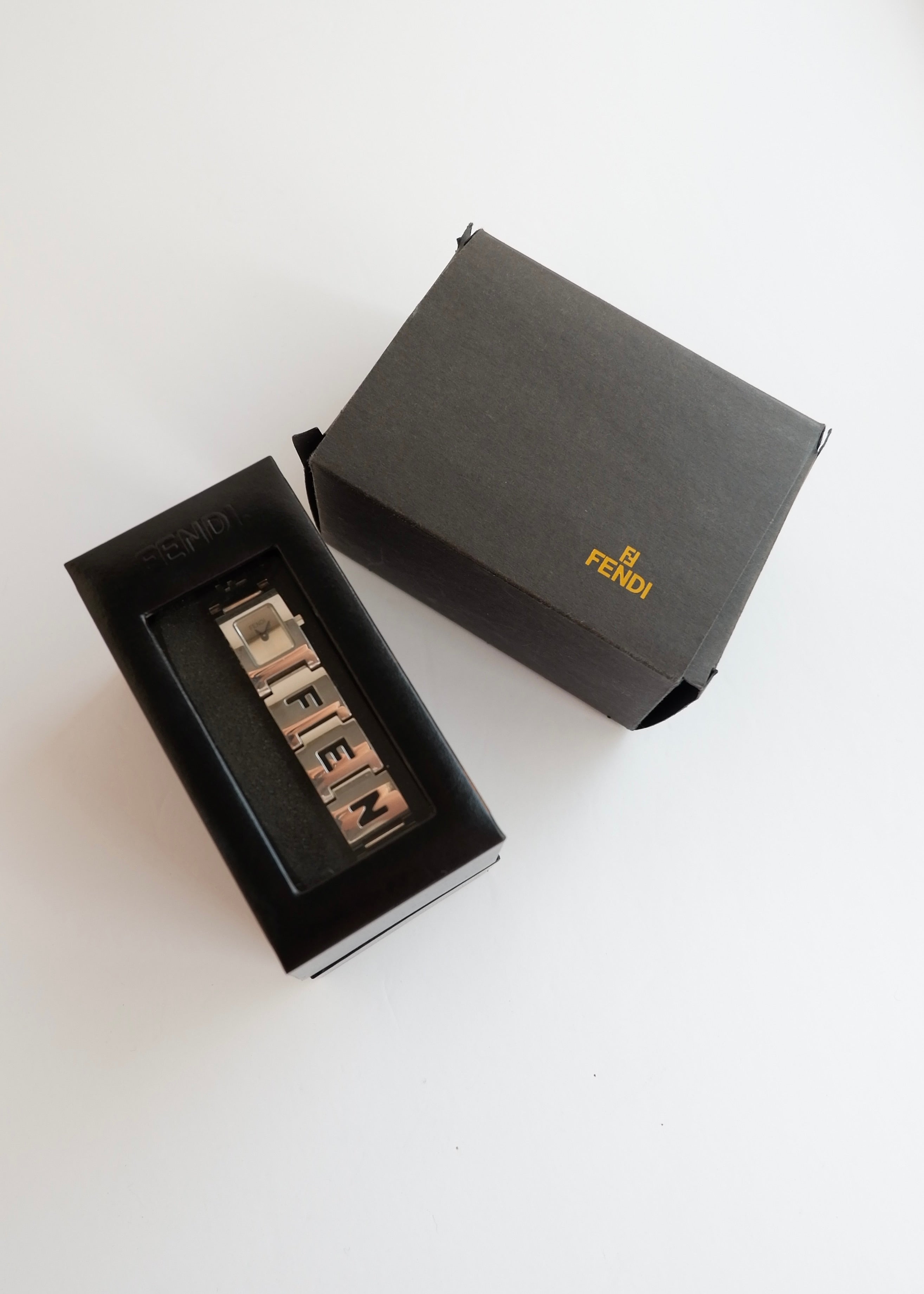 Preowned Fend Silver Stainless Steel FENDI Logo Watch