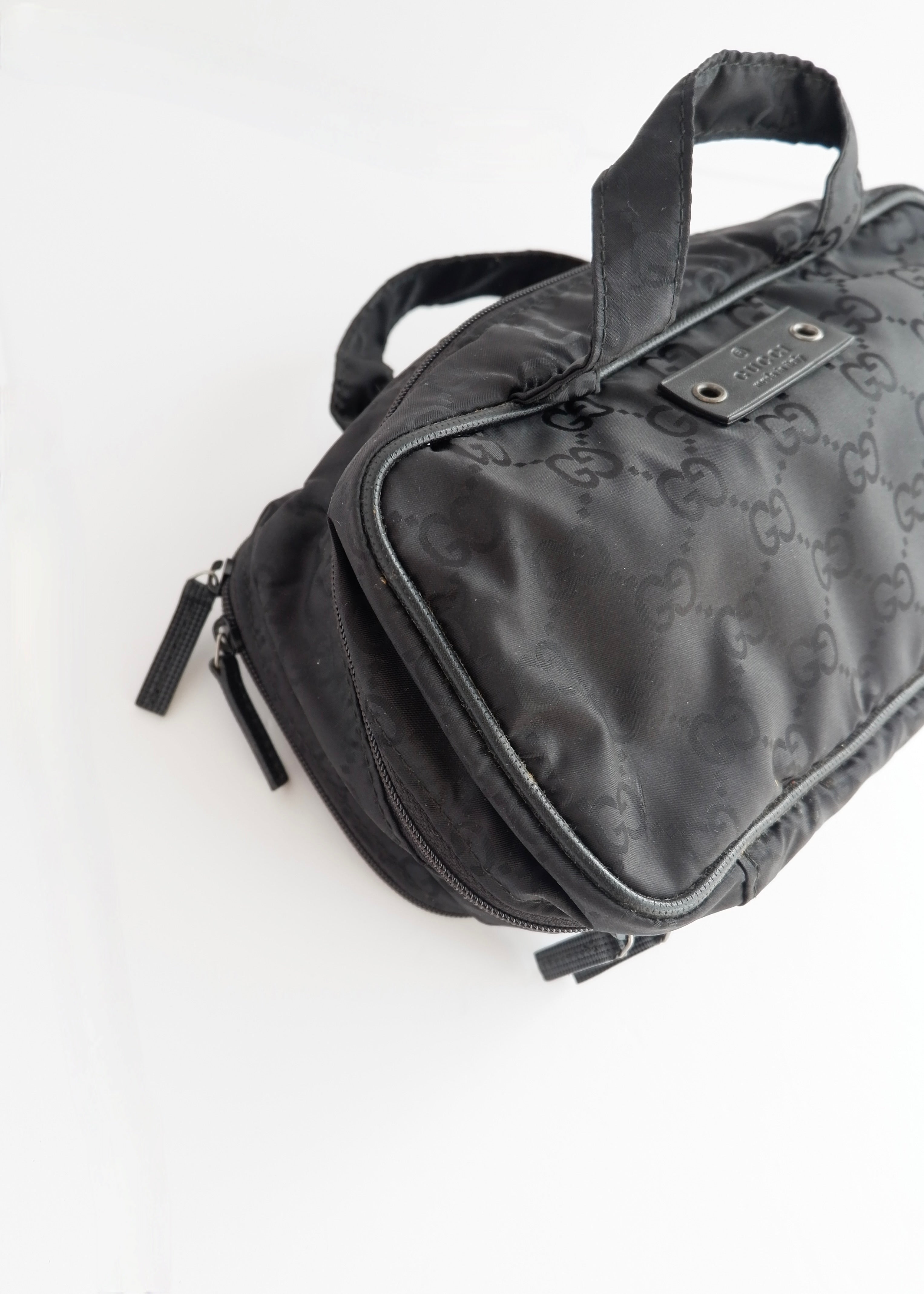 Pochette vanity Gucci en nylon GG noir d'occasion authentique