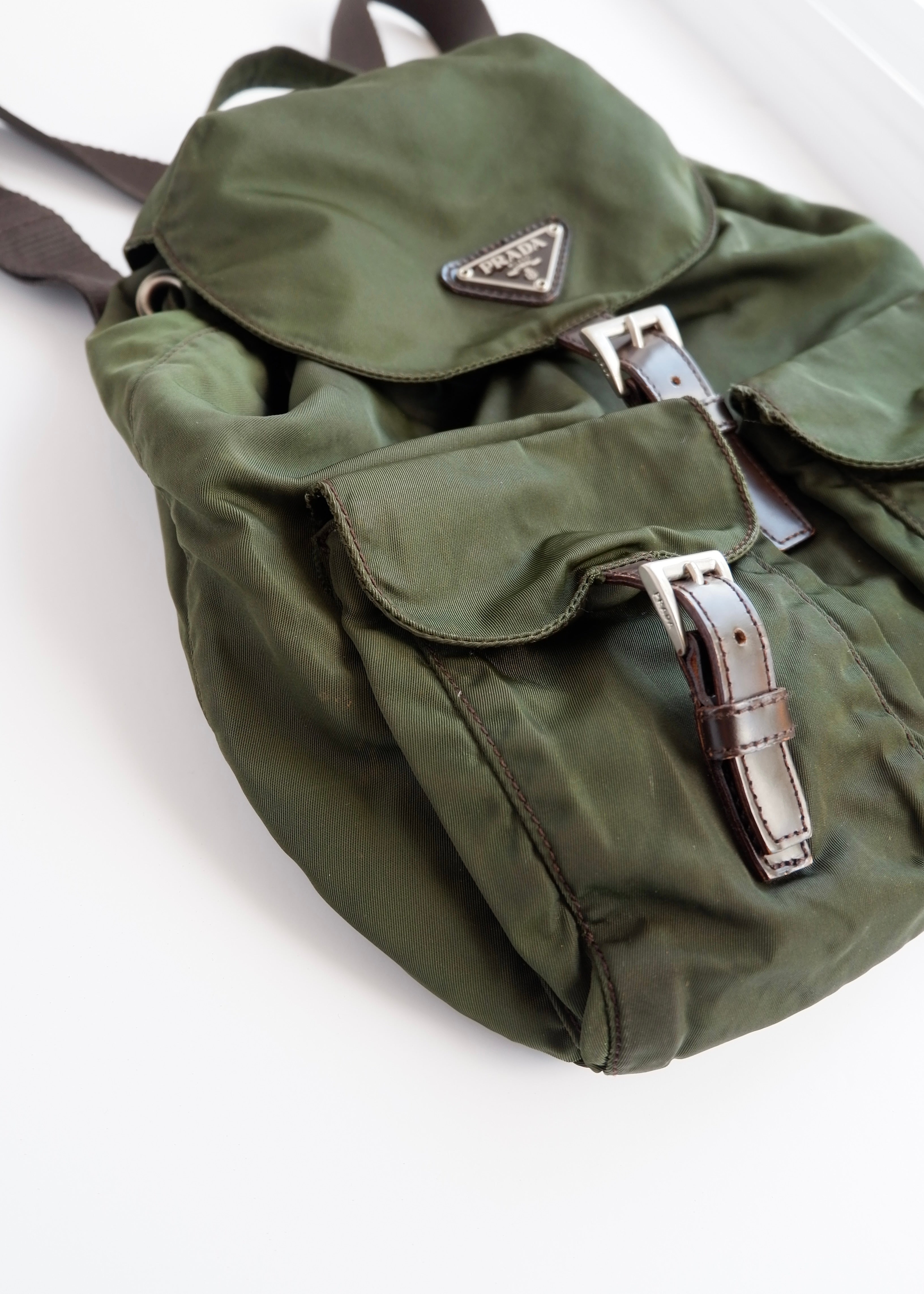Sac à dos Prada en nylon vert authentique d'occasion