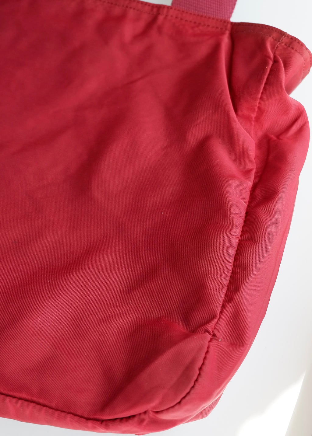 Sac fourre-tout Prada authentique d'occasion en nylon rouge