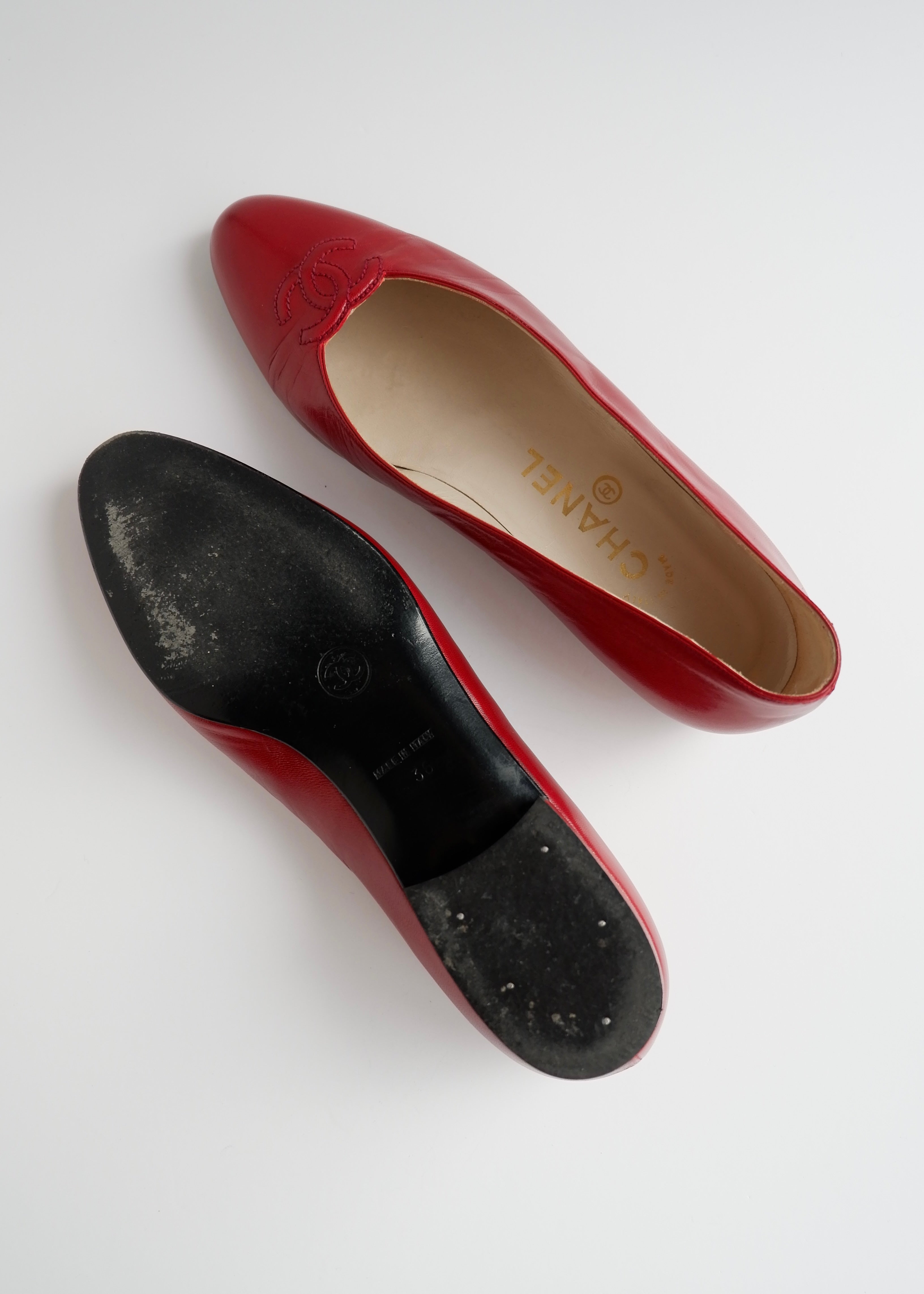 Authentiques ballerines vintage Chanel en cuir rouge avec logo CC – 36