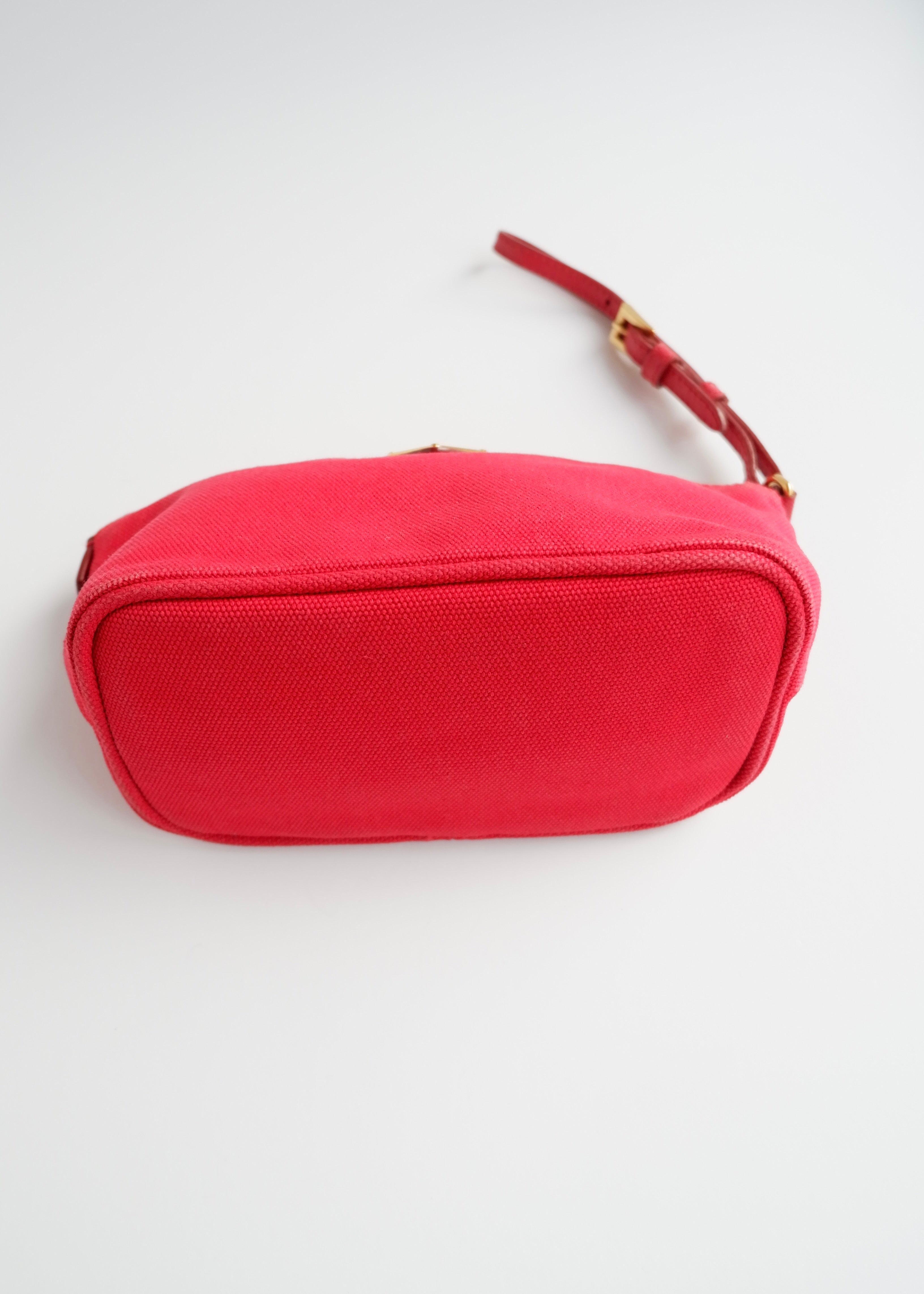 Pochette Prada en toile rouge authentique d'occasion
