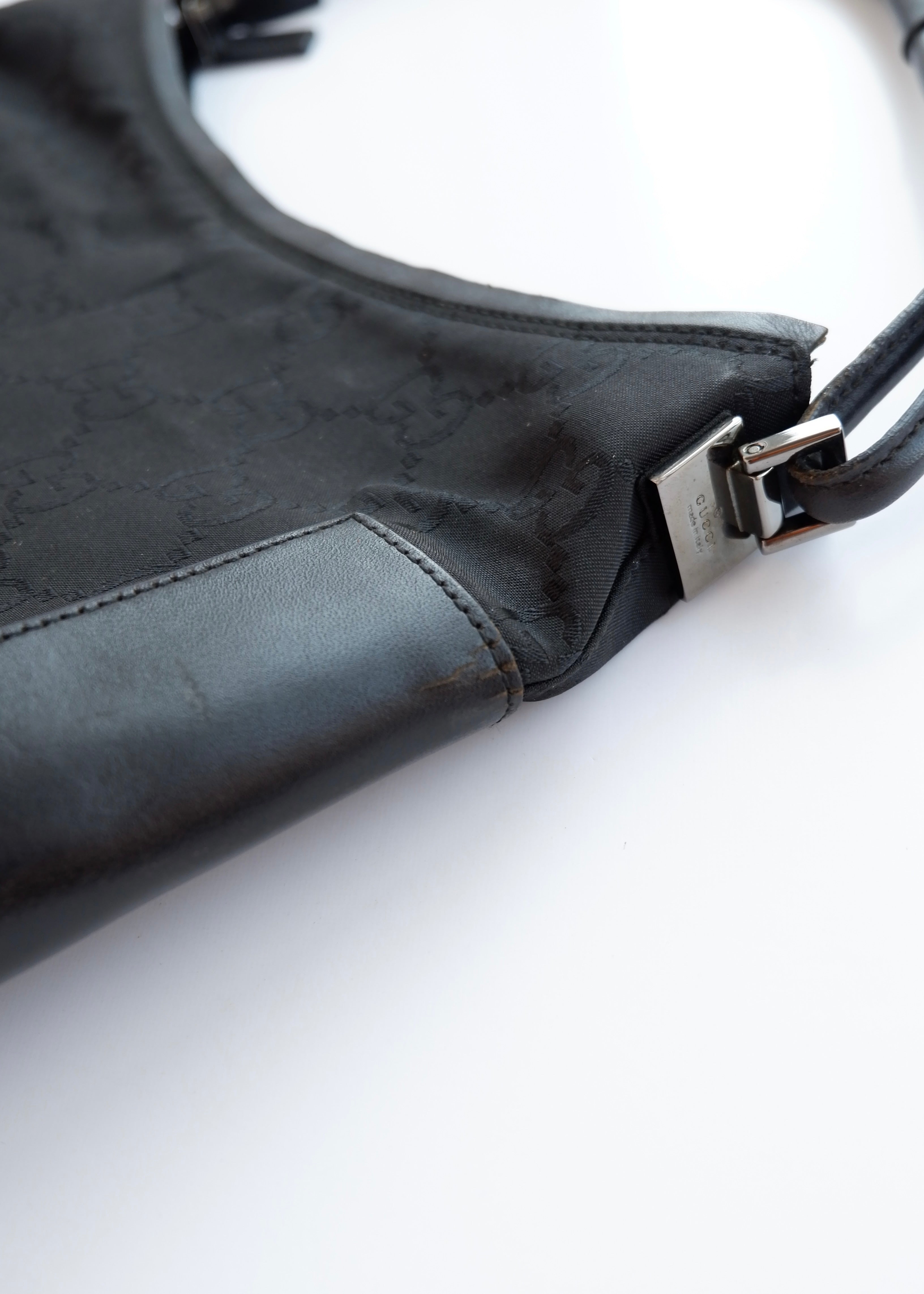 Sac bandoulière Gucci authentique d'occasion en toile/cuir noir imprimé GG