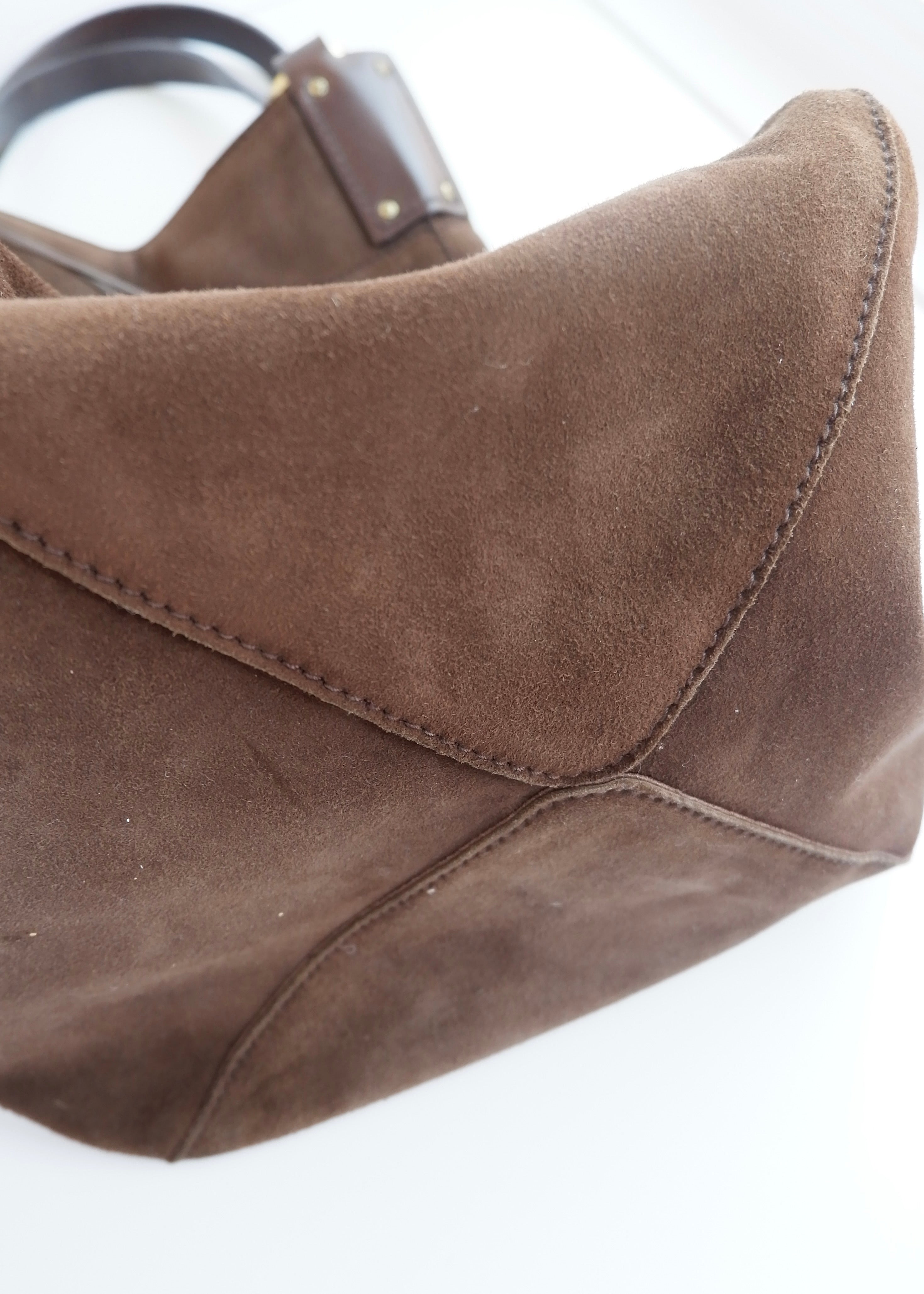 Sac à bandoulière hobo Gucci en daim marron authentique d'occasion