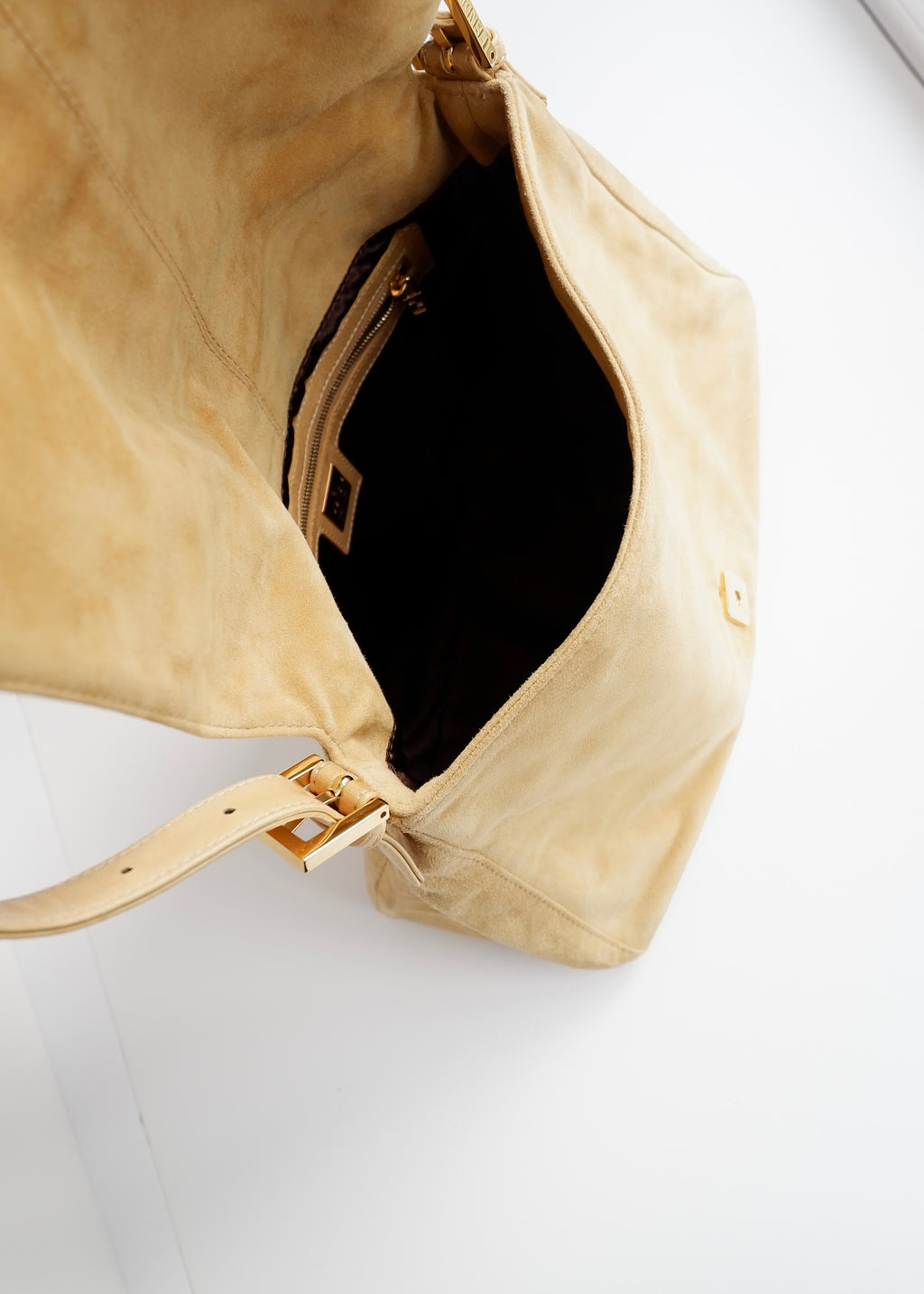 Sac à bandoulière Fendi Mamma Baguette en daim beige d'occasion authentique