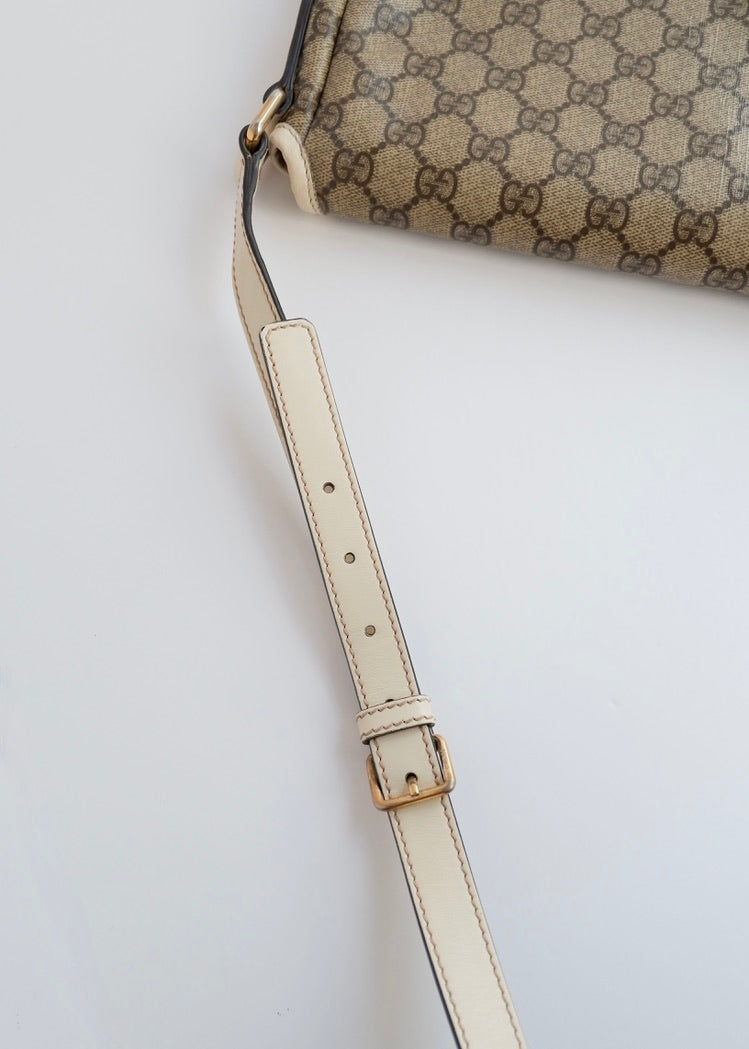 Authentique Sac bandoulière Gucci en toile GG blanche d'occasion