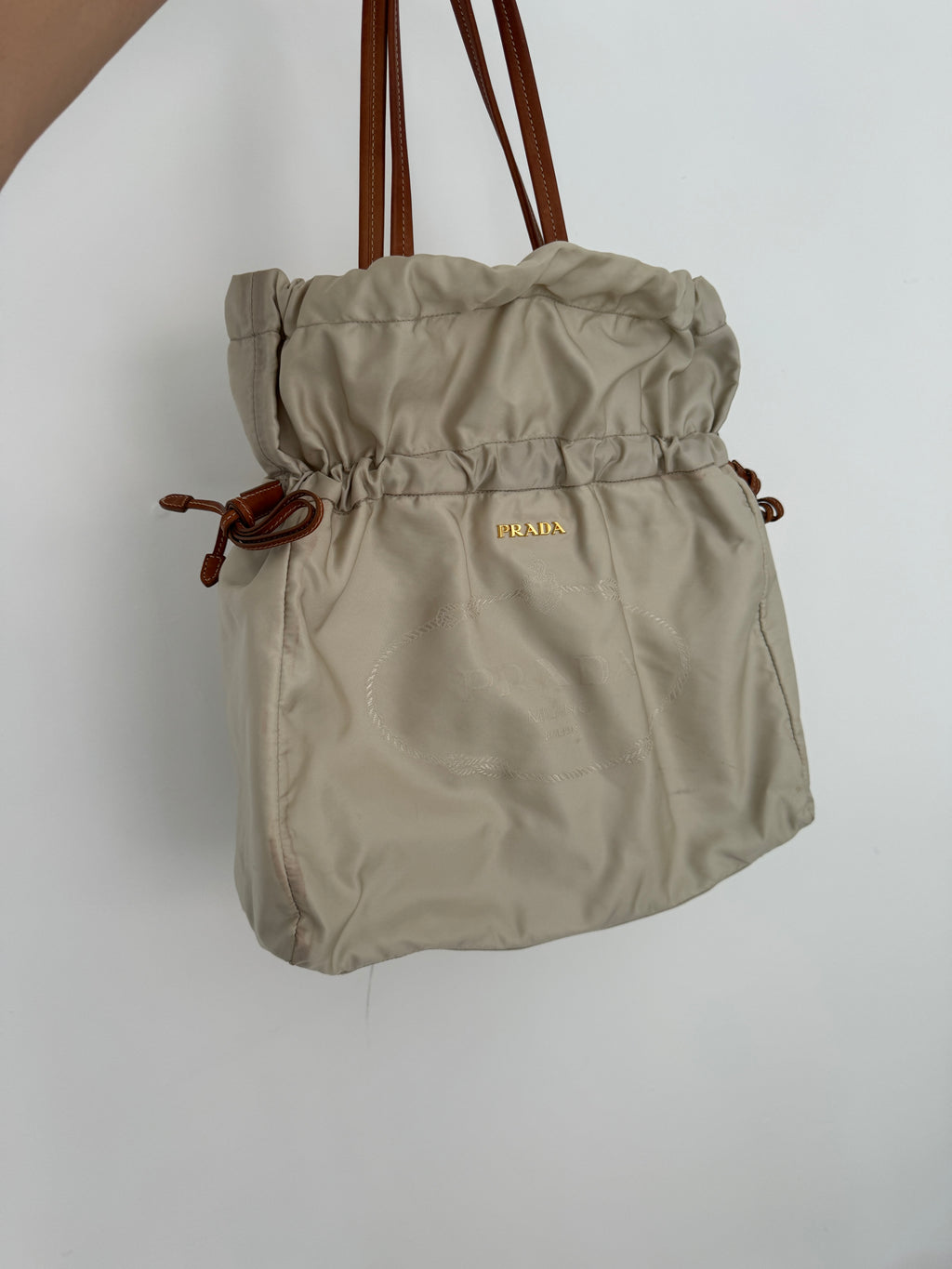 Authentique Sac fourre-tout Prada en nylon et cuir beige d'occasion